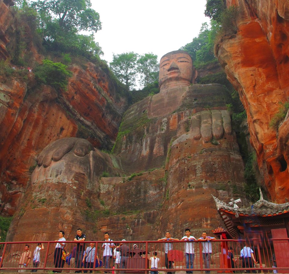 Pho tượng phật ngồi lớn nhất thế giới (Lạc Sơn Đại Phật) ở tỉnh Tứ Xuyên, Trung Quốc